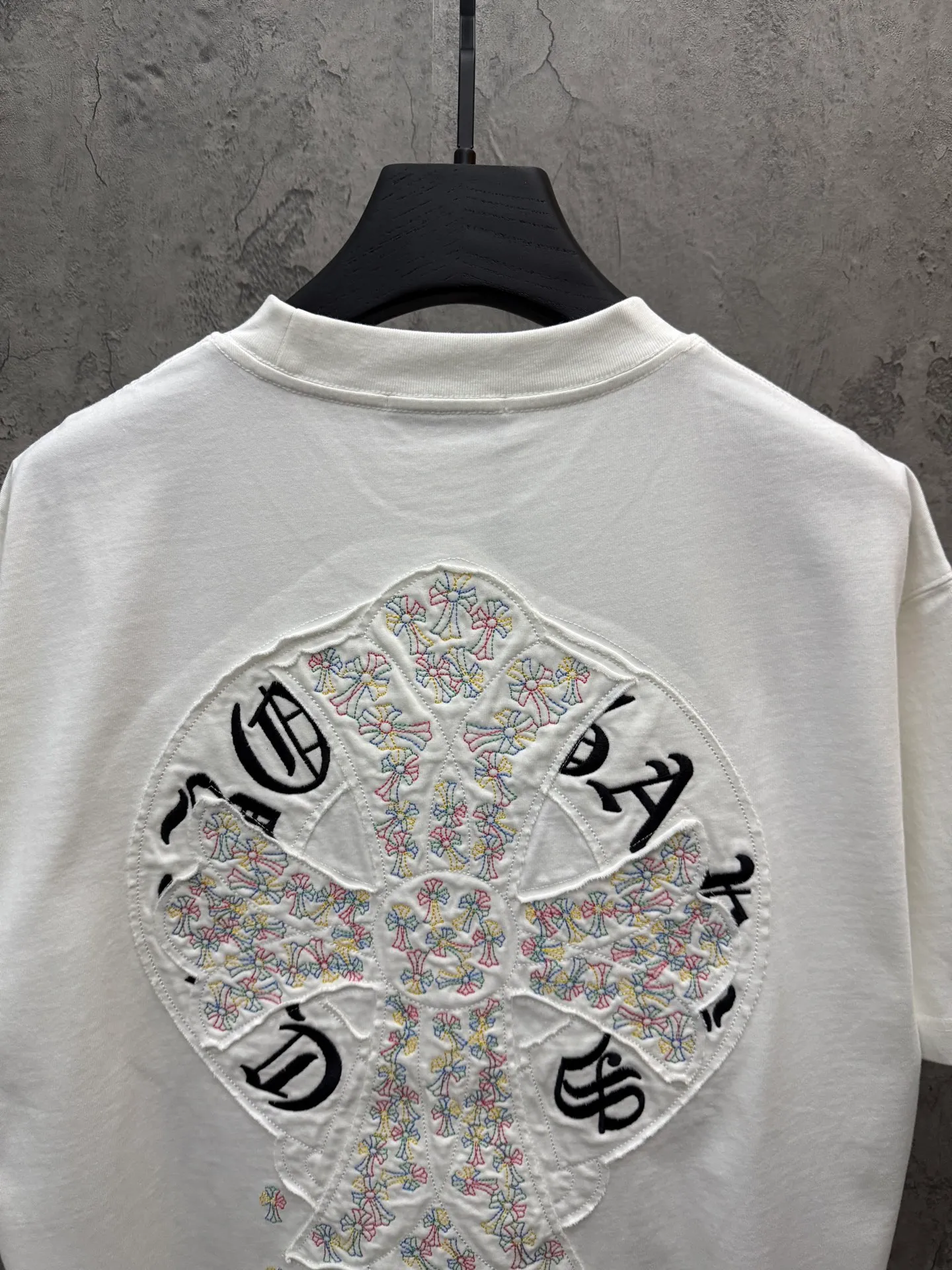 P180 top version, real shot without P, ​​different from market currency) 𝗖𝗵𝗿𝗼𝗺𝗲 𝗛𝗲𝗮𝗿𝘁𝘀/Croxin 2026 spring new original single counter American laser burnt patch embroidered couple short sleeves 👑The highest version! Customized fabric 300 grams, best-selling model at the counter, very comfortable to wear. Accessories: original molded and authenticated collar label ➕ 100% silk wash water label. Genuine purchase-grade original hangtag➕matching hanging rope➕3D hanging beads➕original packaging bag. Craftsmanship: The original version has consistent wiring! The highest version of the armhole matching technique! Color: White Black Size: S M L XL Style No.: 26-2010